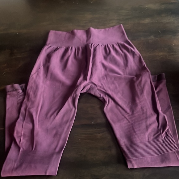 YELETE Burgundy Leggings - Picture 4 of 5